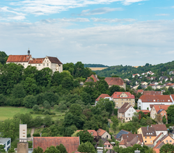 Blick auf das Schloss Haltenbergstetten und die Stadt Niederstetten. | © Stadt Niederstetten