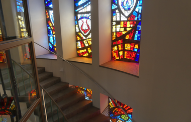 Buntglasfenster im Treppenhaus des Wasserschlosses Sachsenheim – ein Spiel aus Farben und Licht. | © Stadt Sachsenheim