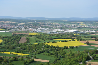 Luftbild Sinsheim mit Prezero Arena und Häusern in grüner Landschaft | © Stadt Sinsheim