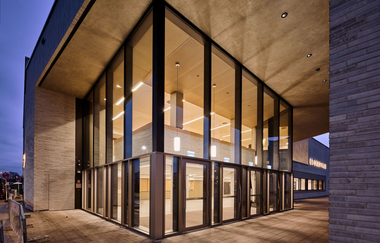 Beleuchteter Eingangsbereich Dr. Sieber Halle | © Stadt Sinsheim