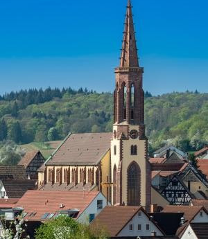 Blick auf die Stadtpfarrkirche und Dächer von Waibstadt vor blauem Himmel | © Stadt Waibstadt