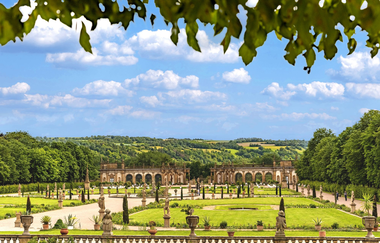 Blick in den Schlosspark Weikersheim. Im Hintergrund ist die Orangerie zu sehen.