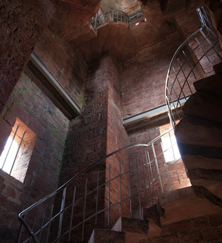 "Weißer Stein" - Aussichtsturm und Höhengaststätte (548 m) in Dossenheim | © Dorothea Burkhardt