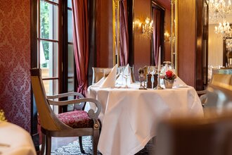 Ein elegant gedeckter Tisch in einem 2-Sterne-Restaurant | © Touristikgemeinschaft Hohenlohe e. V. | Wald & Schlosshotel Friedrichsruhe