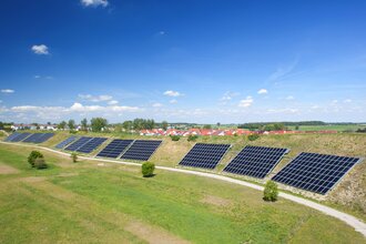 Zu sehen sind Solarplatten auf einer Wiese | © Stadtwerke