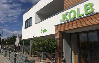 An der Fassade ist ein grüner Schriftzug KOLB | © Touristikgemeinschaft Hohenlohe e. V.