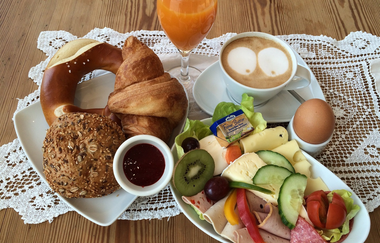 Ein Frühstück mit Backwaren, Ei, Kaffee, Saft und Wurst- Käseplatte | © Touristikgemeinschaft Hohenlohe e. V.