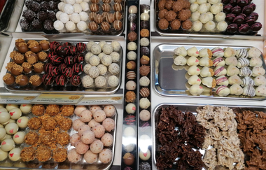 Verschiedene Pralinen in der Präsentation | Bäckerei & Café Bürk | Brackenheim | © Neckar-Zaber-Tourismus e.V.