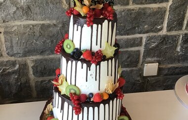 Drip Cake, dekoriert mit frischen Früchten | © Thomas Siller