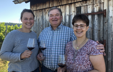 Familie Blatt mit lachenden Gesichtern vor einer Weinberghütte | © Weingut Matthias Blatt