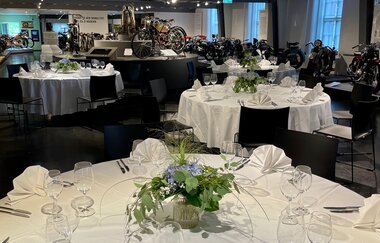 Blick auf gedeckte Tische einer Firmenfeier im Deutschen Motorradmuseum | © Deutsches Motorradmuseum Neckarsulm