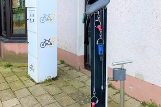 E-Bike Ladestation neben der Radservicestation