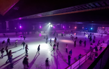 Schlittschuhlaufen in der Eishalle in Wiesloch | © Akkus Eishallen GmbH