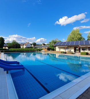 Blick auf das Schwimmbecken ohne Gäste mit blauem Himmel