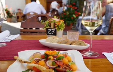 Vorspeisensalat und Weinglas auf einem Tisch auf der Terrasse des Gasthauses Adler | © Neckar-Zaber-Tourismus e.V.