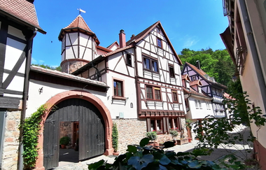 Fachwerkhaus mit großem Torbogen zum Innenhof. | © Jasmin Wolf