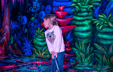 Mädchen spielt Gleamgolf | © World of Laser GmbH & Co. KG