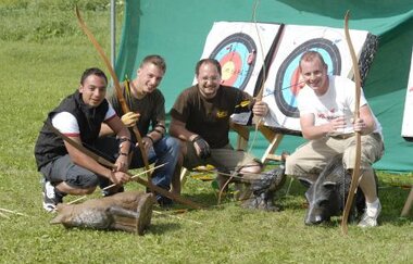Vier Personen hocken in einem Bogenparcour | © Touristikgemeinschaft Hohenlohe e. V. | Heffner Outdoor Events