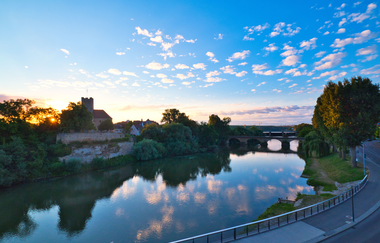 Blick über den Fluss zum Rathausburg in Lauffen am Neckar bei Sonnenuntergang. | © Ulrich Seidel | Stadtverwaltung Lauffen am Neckar