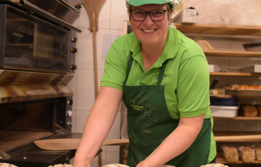 Frau richtet Brotlaibe in der Backstube | © Landratsamt Karlsruhe