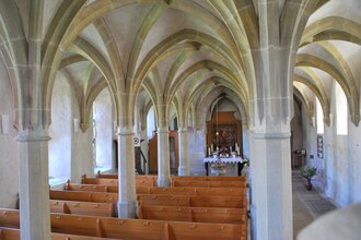 Blick in den Innenbereich der Klosterkirche Frauental. Es sind die Deckengewölbe und die Sitzreihen sowie der Altar zu sehen. | © Tourist-Information Creglingen