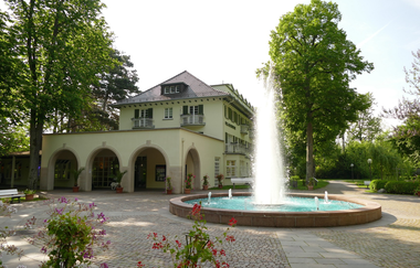 Ein Gebäude der Kurverwaltung, wo sich auch das Haus des Gastes befindet. Vor dem Gebäude steht die große Fontäne. | © Kurverwaltung