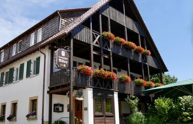 Außenansicht Landgasthof Adler mit Balkon und Blumen | © Touristikgemeinschaft Hohenlohe e. V. | Landgasthof Adler