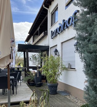 Eingang und Außenbereich des Landhofs