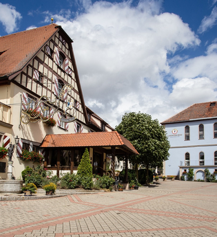 Außenansicht der Brauerei Landwehr-Bräu  in Steinsfeld. Das Haus ist im Fachwerkstil errichtet. | © Unbekannt