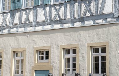 Blick auf Kunstwerk "Persil bleibt Persil" vor dem Güglinger Rathaus | © Neckar-Zaber-Tourismus e.V.