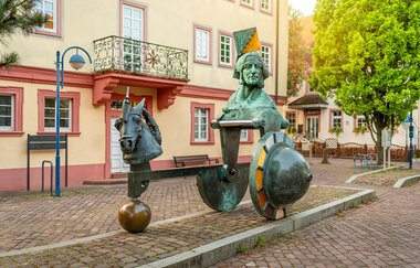 Marktplatz Mingolsheim mit altem Rathaus