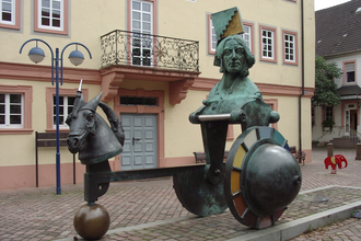 Marktplatz Mingolsheim mit altem Rathaus