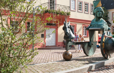Marktplatz Mingolsheim mit altem Rathaus