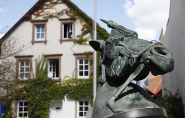 Marktplatz Mingolsheim mit altem Rathaus