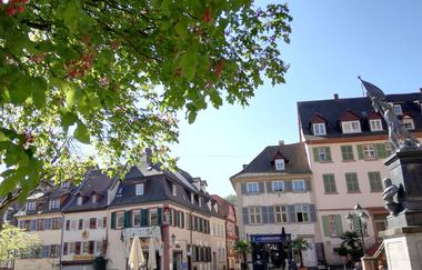 Gebäude am Marktplatz. | © Jasmin Wolf