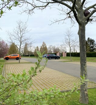 Parkplätze vor dem Friedhof