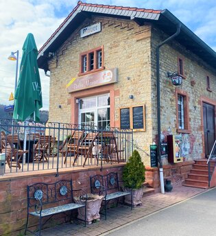 Außenansicht der Pizzeria Bella Marina in Mauer mit Terrasse