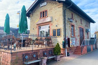Außenansicht der Pizzeria Bella Marina in Mauer mit Terrasse