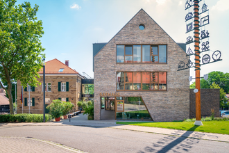 Rathaus Nordheim | Vorderansicht des Gebäudes bei Sonnenschein | © Gemeinde Nordheim