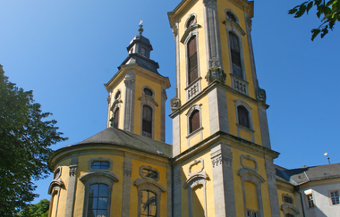 Die Schlosskirche von der Rückseite. Die beiden Kirchtürme ragen in die Luft | © Stadt Bad Mergentheim