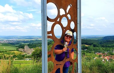 Weinerlebnisführerin Rosemarie Seyb am Aussichtspunkt "Die schönste Weinsicht Württemberg" | © Rosemarie Seyb