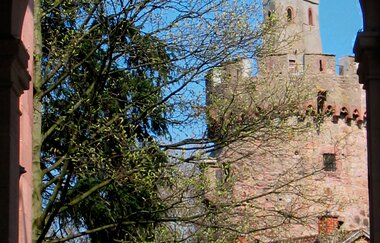 Der Rote Turm durch den Torbogen beim Aufgang der St. Laurentiuskirche gesehen