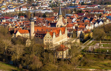 Blick vom Hügel auf das Schloss und die Stadt Weikersheim herunter. | © Liebliches Taubertal
