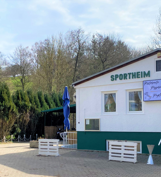 Außenansicht des Sportheims in Wiesenbach