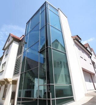 Gläserne Außenfassade vom Stadtmuseum in Künzelsau | © Touristikgemeinschaft Hohenlohe e.V. | Stadt Künzelsau