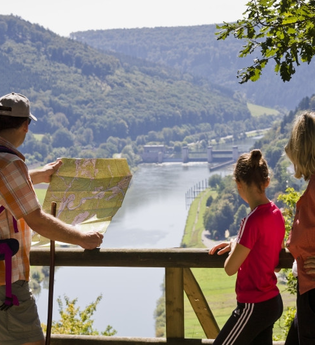 Wanderer stehen am Geländer an der Teufelskanzel, im Hintergrund sieht man den Neckar und die Schleuse | © Andreas Held