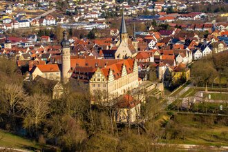 Blick vom Hügel auf das Schloss und die Stadt Weikersheim herunter. | © Liebliches Taubertal