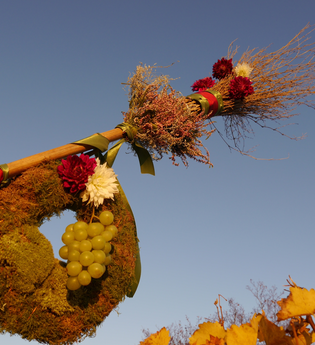 Ein kunstvoll geschmückter Besen mit Blumen, Mooskranz und Trauben kündigt den Beginn der Besensaison an. | © Kraichgau-Stromberg Tourismus e.V.