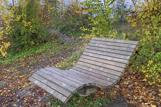 Waldsofa in herbstlicher Umgebung