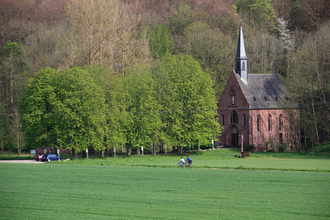 Wallfahrtskirche Liebfrauenbrunn mit Altar von T. Buscher | © Peter Frischmuth/TLT